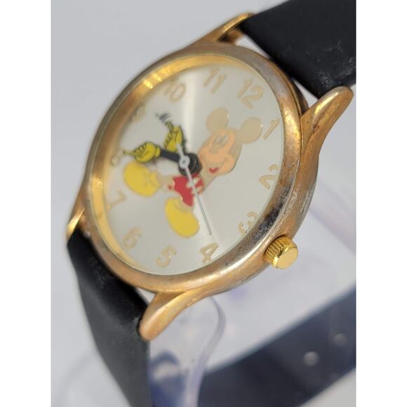 Disney Men\'s Classic Moving Hands Mickey Mouse Analog Watch